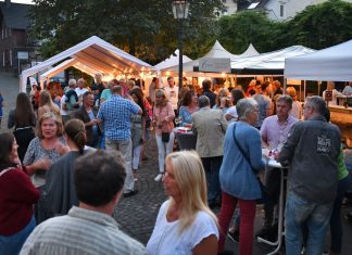 Gemütliche Atmosphäre gibt es auf dem Mühlenplatz in Langenberg beim Weinfest des Bürgervereins. Foto: Mathias Kehren