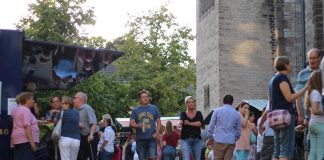 Mettmann feiert Heimatfest: Bereits am Nachmittag war der histroische Marktplatz gut gefüllt. Foto: André Volkmann