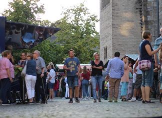 Mettmann feiert Heimatfest: Bereits am Nachmittag war der histroische Marktplatz gut gefüllt. Foto: André Volkmann