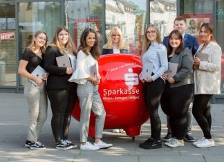 Der Nachwuchs bei der Sparkasse HRV: Ina Böttger, Jennifer Kamp, Aysel Üstebay, Ausbildungsleiterin Jessica Plante, Ronja Pylla, Johanna Müller, Nico Rieder und Kübra Korkmazer. Foto: Sparkasse HRV