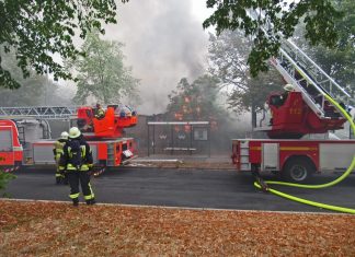 Der Kindergarten wurde bei dem Großfeuer erheblich beschädigt. Foto: Polizei