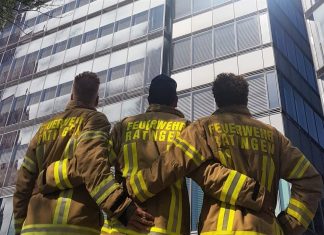 Das Team der Ratinger Feuerwehr begutachtet die "Herausforderung". Foto: Feuerwehr