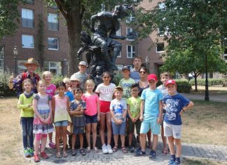 Am Hoppeditz-Denkmal des Düsseldorfer Bildhauers Bert Gerresheim versammelten sich die Ausflügler für ein Gruppenbild. Foto: Stadt Ratingen