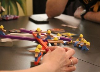Auf der kleinen Version der Ratinger Spieletage wird gespielt: Hier "Men at Work" von Pegasus Spiele. Foto: André Volkmann