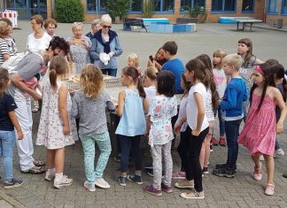 Besucher der Frauen-Union: Für die Kinder gab es frisch gebackene Teilchen. Foto: FU