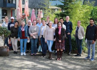 Die Teilnehmenden des vergangenen Infotages Altenpflege mit Einrichtungsleiterin Ilka Marschleck (2. von rechts) und Niels Nowak, Caritas-Beschäftigungsförderung (3. von rechts). Foto: Caritas