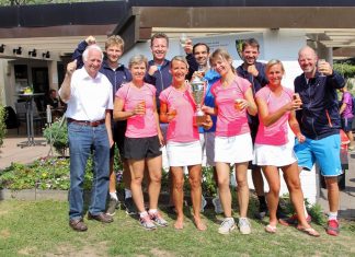 TVN-Siegerteam: Über ihren Deutschen Meistertitel der Verbände der Altersklasse 40 jubeln (von links nach rechts): Dr. Helmut Lütcke (TVN-Vorstandsmitglied), Carsten Gröger, Sonja Vogt, Abdré Lux, Anne Haerdle, Daniel Meier (Team-Kapitän), Mirja Wagner, Marc Leimbach, Susanne Wischmann und Christian Schäffkes. Foto: NBV