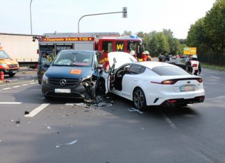 In dem Kleinbus saßen zum Unfallzeitpunkt drei Kinder - sie blieben unverletzt. Foto: Polizei