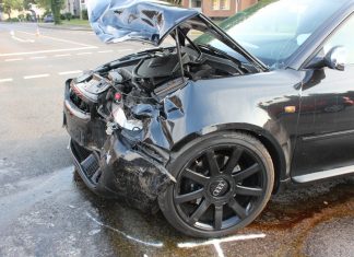 Eines der beiden stark beschädigten Unfallautos. Foto: Polizei