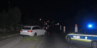 Der 28-jährige Fahrer konnte seinen Wagen nicht mehr selbstständig aus dem Grünstreifen befreien. Foto: Polizei