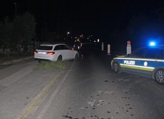 Der 28-jährige Fahrer konnte seinen Wagen nicht mehr selbstständig aus dem Grünstreifen befreien. Foto: Polizei