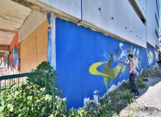 Die grauen Betonfassaden des ehemaligen Parkhauses am Hertie-Komplex haben sich die Graffiti-Künstler als Leinwand genommen. Foto: Mathias Kehren