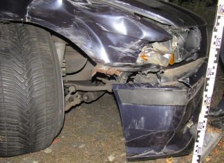 Der beschädigte BMW des alkoholisierten 35-Jährigen. Foto: Polizei