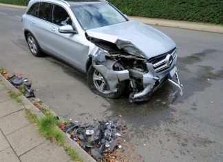Der Mercedes des 78-Jährigen wurde im Frontbereich stark beschädigt. Foto: Polizei