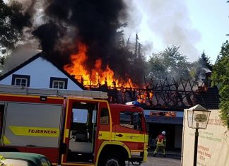 Bei Ankunft der Feuerwehr schlugen die Flammen durch das Dach. Foto: Feuerwehr Ratingen