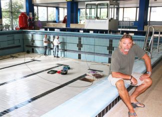 Bäderleiter Frank Fitsch beaufsichtigt die Sanierungsarbeiten im Mettmanner Hallenbad. Foto: Kreisstadt Mettmann