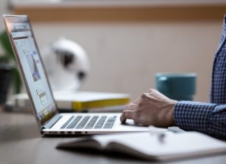 Ein Mann arbeitet an einem Laptop. Foto: pixabay