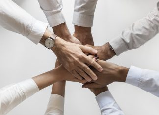 Der Austausch mit anderen Betroffenen kann Angehörigen helfen. Foto: Symbolbild (pixabay)