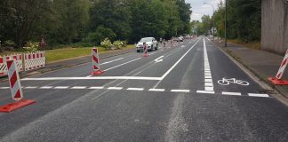 Auf dem Foto sind die korrekten Vormarkierungen sowie die falsch aufgebrachten Markierungen zu sehen. Hierdurch wurde die Fahrbahn stadteinwärts deutlich zu klein. Foto: Kreisstadt Mettmann