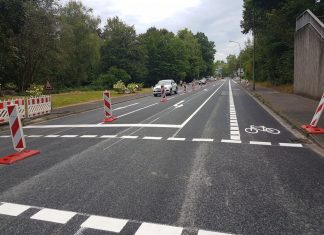 Auf dem Foto sind die korrekten Vormarkierungen sowie die falsch aufgebrachten Markierungen zu sehen. Hierdurch wurde die Fahrbahn stadteinwärts deutlich zu klein. Foto: Kreisstadt Mettmann