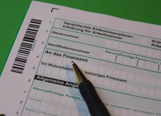Ein Steuerformular liegt auf einem Tisch. Foto: Symbolbild (pixabay)