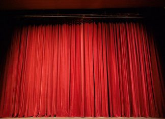 Ein Vorhang auf einer Theaterbühne. Foto: pixabay