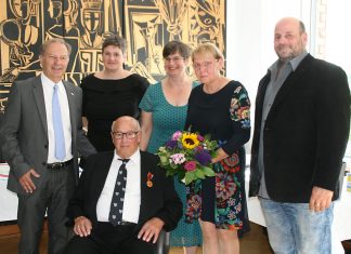 Der Träger der Verdienstmedaille Fritz Hachenberg (vorne) zusammen mit (v.l.) dem stv. Landrat Michael Ruppert, den beiden Töchtern Silke und Antje, der stv. Bürgermeisterin Ute Stöcker und Sohn Heiko. Foto: Kreisstadt Mettmann