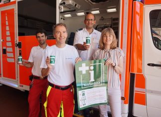 Notfallsanitäter Daniel Almansa, Notarzt Jörg Lersmacher, Rettungsdienstleiter Marcel Gramer und die Gleichstellungsbeauftragte Sabine Reucher stellen die Notfalldose vor. Foto: Stadt Velbert