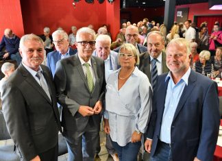 Bürgermeister Michael Beck und Landrat Thomas Hendele gehörten zu den Ehrengästen, die die TVH-Vorsitzenden, Barbara Nakelski und Michael Nink, begrüßen konnten. Foto: Mathias Kehren