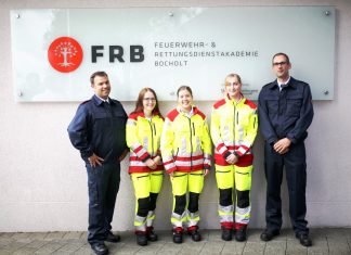 Begleitet werden Lena Eifler, Selina Scholl und Denise Riznar von den Praxisanleitern Stefan Müller (l.) und Reinhard Hedke (r.). Foto: Feuerwehr