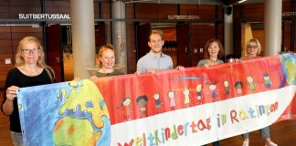 Hoffen auf regen Besuch beim Weltkindertagsfest in der Stadthalle (v.l.): Andrea Laumen (Ev. Kirchengemeinde Ratingen Mitte), Charlotte Fischer-Simon (Jugendamt), Matthias Stamm (Stadthalle), Rita Trudslev und Gabriele Wacker (beide Kinderschutzbund Ratingen e.V.). Foto: Stadt Ratingen