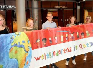 Hoffen auf regen Besuch beim Weltkindertagsfest in der Stadthalle (v.l.): Andrea Laumen (Ev. Kirchengemeinde Ratingen Mitte), Charlotte Fischer-Simon (Jugendamt), Matthias Stamm (Stadthalle), Rita Trudslev und Gabriele Wacker (beide Kinderschutzbund Ratingen e.V.). Foto: Stadt Ratingen