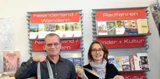 Präsentieren in der Touristinfo die neuen fairen Ratingen-Taschen: Rainer Bendt und Lena Steinhäuser, Kommunale Entwicklungspolitik. Foto: Stadt Ratingen
