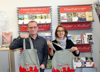 Präsentieren in der Touristinfo die neuen fairen Ratingen-Taschen: Rainer Bendt und Lena Steinhäuser, Kommunale Entwicklungspolitik. Foto: Stadt Ratingen