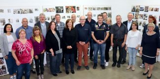 Zu sehen sind (hintere Reihe von links) Agata Jagla, Thomas Schadll, Eckhard Herff, Roland Schulte-Bunert, Martin Schlepütz, Jörg Saborni, Klaus Mönch, Maria Fieweger-Stockmann, Bürgermeister Klaus Pesch und Heike Reckmann sowie (vordere Reihe von links) Elke Kronenberger, Dagmar Hohmann, Melanie Albrecht, Bärbel Berein, Bernd Berein, Ralf Scholz, Rainer Kapusta, Angelika Glund und Ute Baumann. Foto: Stadt Ratingen