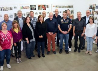 Zu sehen sind (hintere Reihe von links) Agata Jagla, Thomas Schadll, Eckhard Herff, Roland Schulte-Bunert, Martin Schlepütz, Jörg Saborni, Klaus Mönch, Maria Fieweger-Stockmann, Bürgermeister Klaus Pesch und Heike Reckmann sowie (vordere Reihe von links) Elke Kronenberger, Dagmar Hohmann, Melanie Albrecht, Bärbel Berein, Bernd Berein, Ralf Scholz, Rainer Kapusta, Angelika Glund und Ute Baumann. Foto: Stadt Ratingen