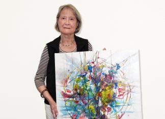 Amrey Weidelt stellt in der Metzkausener Sparkassen-Filiale abstrakte Kunst aus. Foto: Kreissparkasse