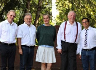 Operndirektor Stephen Harrison, Bürgermeister Thomas Dinkelmann, Mezzo-Sopranistin Laura Nykänen, Veranstalter Karl-Heinz Nacke und Pianist Christian Ziegler freuen sich auf zwei klassische Konzerte in der Mettmanner Stadthalle. Foto: André Volkmann