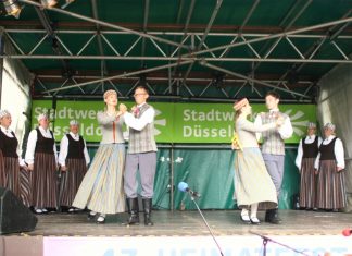Die lettische Tanzgruppe "Dezeldes" bei ihrem Auftritt auf dem Mettmanner Heimatfest am Samstag. Foto: Kreisstadt Mettmann