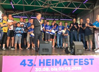 Sonntagnachmittag zeichnete Bürgermeister Thomas Dinkelmann die besten Teams und Einzelfahrer auf der Bühne aus. Foto: Kreisstadt Mettmann