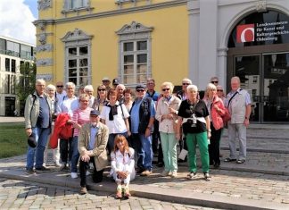 Für ein Foto versammelten alle Ausflügler sich vor dem Oldenburger Schloss. Foto: Bürgerverein