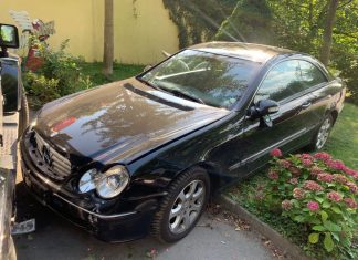 Der Daimler prallte in die Fahrzeugseite des parkenden Jeeps. Foto: Polizei