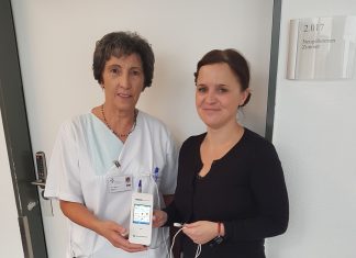 Frau Fabian vom Neuroscreen Centrum in Köln übergab Stationsleiterin Anna Spieser (l.) das neue Echoscreen. Foto: EVK
