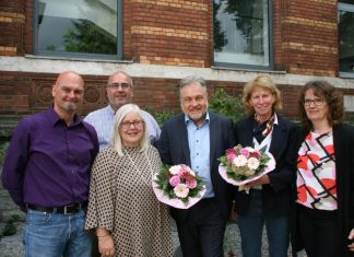 Neben Bürgermeister Thomas Dinkelmann gratulierten auch Sozialdezernent Marko Sucic, (2. v. l.), Jugendamtsleiter Stephan Wischnewski (l.) und Abteilungsleiterin Klaudia Beck (r.) Ulrike Leineweber (2. v. r.) und Angelika Schwarz zum 40-jährigen Dienstjubiläum. Foto: Kreisstadt Mettmann