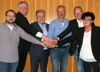 Gemeinsam zum Erfolg: (v.l.) Florian Peters (SPD), Dr. Richard Bley (CDU), Bürgermeister Thomas Dinkelmann, Axel Meven (Abteilungsleiter Jugendförderung), Franz Heuel (Geschäftsführer jobcenter ME-aktiv) und Cornelia Hilden (Teamleiterin „MitArbeit“ – Teilhabe am Arbeitsmarkt). Foto: Kreisstadt Mettmann