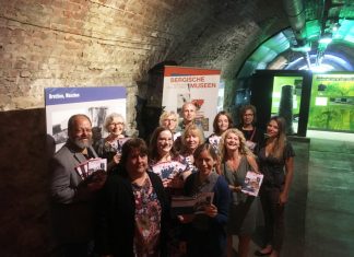 Vertreterinnen und Vertreter der Bergischen Museen sowie die Geschäftsstelle des Arbeitskreises präsentieren im Zeittunnel Wülfrath Broschüre und Flyer des Themenjahres „Ganz viel Arbeit“, die ab sofort in allen teilnehmenden Museen und an vielen weiteren Stellen ausliegen. Foto: Arbeitskreis Bergische Museen