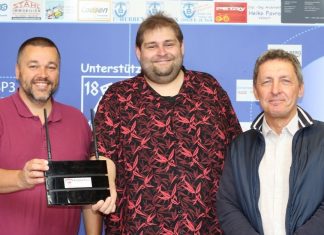 Jörg Kahm (Freifunk), Martin Herter (TBW) und Dietmar Ruda (Stadt Wülfrath) sorgen für freies Internet in der Sporthalle Fliethe. Foto: André Volkmann
