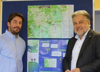 Sven Spierling-Meine und Bürgermeister Thomas Dinkelmann präsentieren den neuen Kinderstadtplan. Foto: André Volkmann