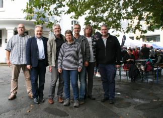 Marko Sucic (Dezernatsleiter Bildung, Jugend & Soziales), Bürgermeister Thomas Dinkelmann, Martin Sahler (Caritas), Susanne Eggern und Lebrecht Heidenreich (städt. Musikschule), Heiko Richartz (Caritas) sowie Staatssekretär und FDP-Landtagsabgeordneter Dirk Wedel beim dritten "One World Day" in Mettmann. Foto: Kreisstadt Mettmann