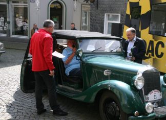 Der MAC-Vorsitzende Axel Speck (l.) und Bürgermeister Thomas Dinkelmann (r.) interviewten den ehemaligen MAC-Vorsitzenden Kurt Jesse als Beifahrer in einem Mercedes 170 OTP. Foto: Kreisstadt Mettmann